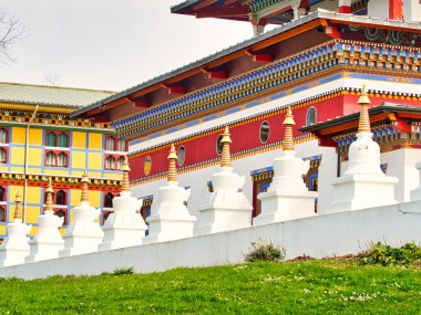 LA BOULAYE, FRANCE - Nisan 2018. Bin Budha tapınağının çatısının renkli detayları. Tahta oyma. Farklı boyutlarda Buda heykelleri, birçok Thangka tabloları, duvar freskleri ve Frie heykelleriyle çok renkli, üç katlı Bhutanese tarzı.