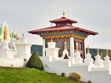 LA BOULAYE, FRANCE - Nisan 2018. Ünlü Bin Budha Tapınağı 'nın açık hava manzarası. Farklı boyutlarda Buda heykelleri, birçok Thangka tabloları, duvar freskleri ve frizleri olan üç katlı bir Bhutan tarzıdır.