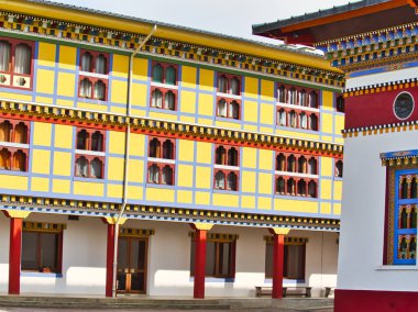 LA BOULAYE, FRANCE - Nisan 2018. Ünlü Bin Budha Tapınağı 'nın açık hava manzarası. Farklı boyutlarda Buda heykelleri, birçok Thangka tabloları, duvar freskleri ve frizleri olan üç katlı bir Bhutan tarzıdır.