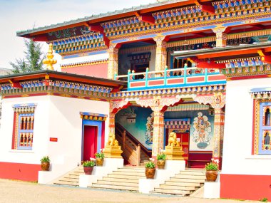 LA BOULAYE, FRANCE - Nisan 2018. Ünlü Bin Budha Tapınağı 'nın açık hava manzarası. Farklı boyutlarda Buda heykelleri, birçok Thangka tabloları, duvar freskleri ve frizleri olan üç katlı bir Bhutan tarzıdır.