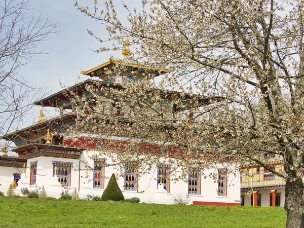 LA BOULAYE, FRANCE - Nisan 2018. Ünlü Bin Budha Tapınağı 'nın açık hava manzarası. Farklı boyutlarda Buda heykelleri, birçok Thangka tabloları, duvar freskleri ve frizleri olan üç katlı bir Bhutan tarzıdır.