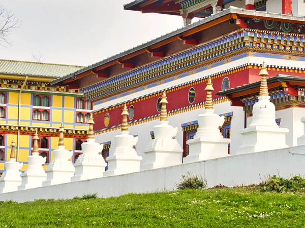 LA BOULAYE, FRANCE - Nisan 2018. Bin Budha tapınağının çatısının renkli detayları. Tahta oyma. Farklı boyutlarda Buda heykelleri, birçok Thangka tabloları, duvar freskleri ve Frie heykelleriyle çok renkli, üç katlı Bhutanese tarzı.