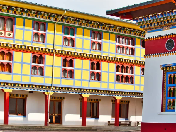 LA BOULAYE, FRANCE - Nisan 2018. Ünlü Bin Budha Tapınağı 'nın açık hava manzarası. Farklı boyutlarda Buda heykelleri, birçok Thangka tabloları, duvar freskleri ve frizleri olan üç katlı bir Bhutan tarzıdır.