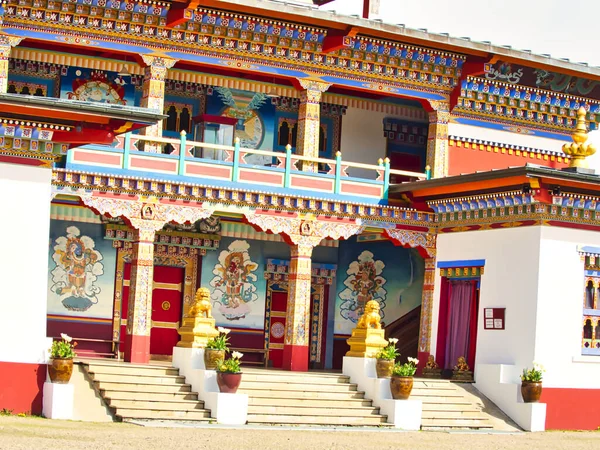 LA BOULAYE, FRANCE - Nisan 2018. Ünlü Bin Budha Tapınağı 'nın açık hava manzarası. Farklı boyutlarda Buda heykelleri, birçok Thangka tabloları, duvar freskleri ve frizleri olan üç katlı bir Bhutan tarzıdır.