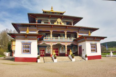 LA BOULAYE, FRANCE - Nisan 2018. Ünlü Bin Budha Tapınağı 'nın açık hava manzarası. Farklı boyutlarda Buda heykelleri, birçok Thangka tabloları, duvar freskleri ve frizleri olan üç katlı bir Bhutan tarzıdır.