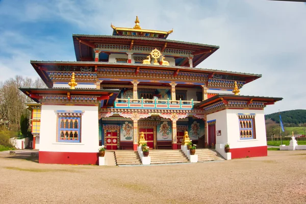 LA BOULAYE, FRANCE - Nisan 2018. Ünlü Bin Budha Tapınağı 'nın açık hava manzarası. Farklı boyutlarda Buda heykelleri, birçok Thangka tabloları, duvar freskleri ve frizleri olan üç katlı bir Bhutan tarzıdır.