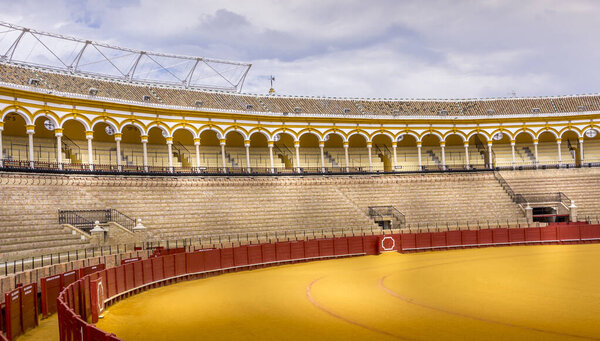 СЕВИЛЛ, ИСПАНИЯ - Март 2020 года. Plaza de Toros de la Maestranza, inside, at Sevilla. Кольцо, где быки используют для борьбы, для развлечения. Традиционный испанский спорт.