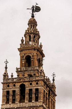 Seville, İspanya 'daki Katedral' in çan kulesini kapatın. Ünlü turizm merkezi.