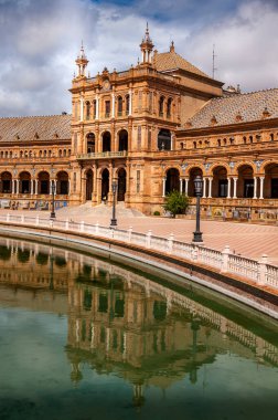 SEVILLA, İSPA - Haziran 2020. Muhteşem Plaza de Espana. Komşu kanaldaki saray binalarının su yansıması. İspanya 'nın en önemli turistik yerlerinden biri. Bölgesel mimari.