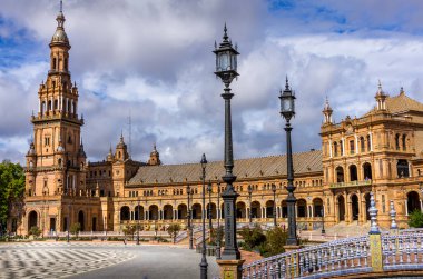 SEVILLE, SPAIN-HAZİRAN 2020 İspanya Meydanı, Plaza de Espana 'daki çeşmenin yanında yürüyen yok. Mağribi ve Rönesans 'ın yeniden doğuşu gibi. Coronavirüs yüzünden turist yok.