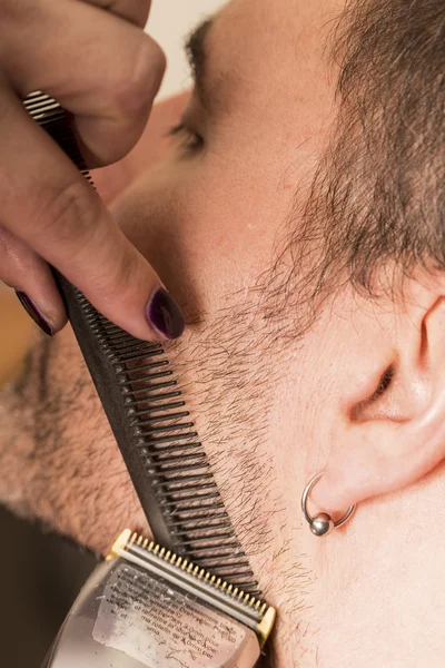 Kadeřnictví, stříhání vousů ve své práci — Stock fotografie