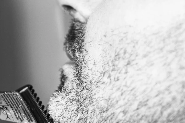 Peluquería corte de barba, imagen en blanco y negro — Foto de Stock