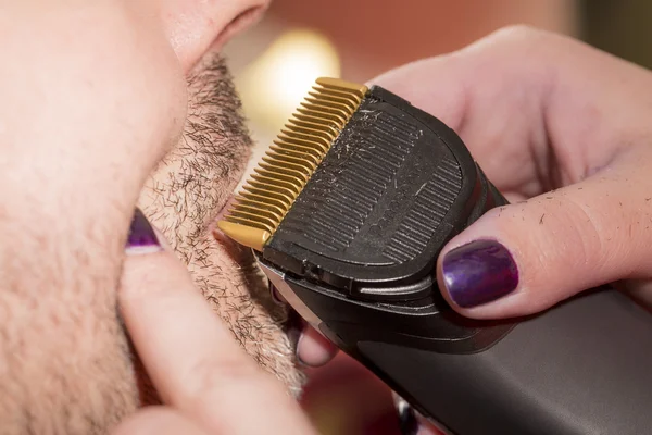 Cabeleireiro, barba de corte em seu local de trabalho — Fotografia de Stock