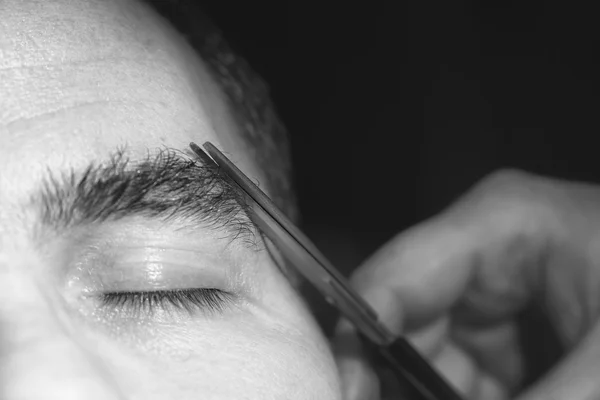 Portrait de l'homme coupant les poils des sourcils . — Photo