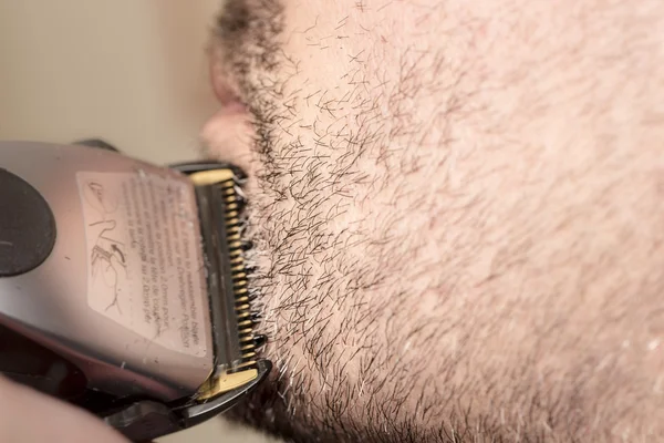 Coiffeur, barbe coupante dans son lieu de travail — Photo