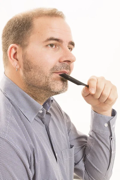 Homem adulto mão segurando pente na cabeça careca — Fotografia de Stock