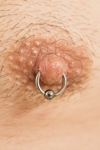 Hombre con piercing en el pezón — Foto de Stock