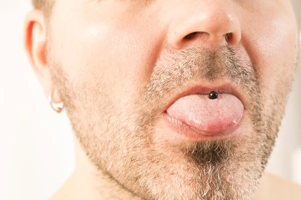 Homem mostrando seu anel de língua — Fotografia de Stock
