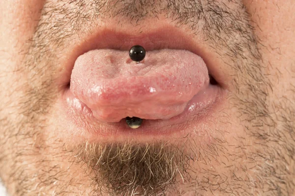 Hombre mostrando su anillo de lengua — Foto de Stock