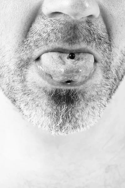 Человек показывает свой язык кольцо — стоковое фото