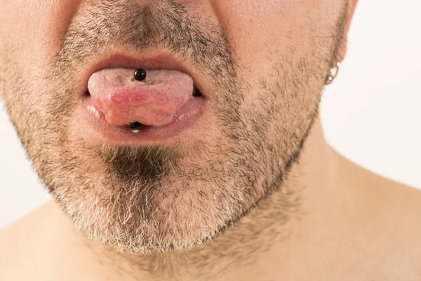 Hombre mostrando su anillo de lengua — Foto de Stock