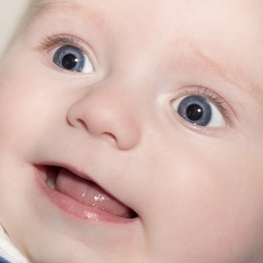 Beaiutiful dört aylık bebek portresi 