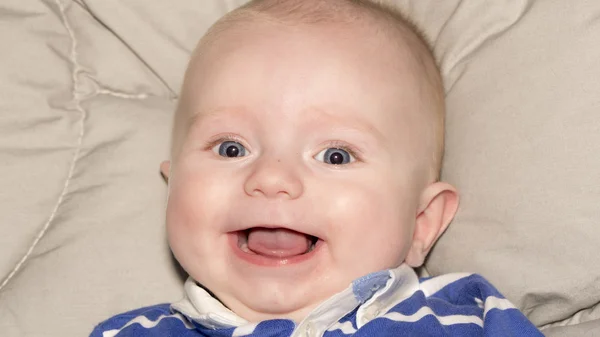 Portrét beaiutiful čtyř měsíců věku dítěte — Stock fotografie