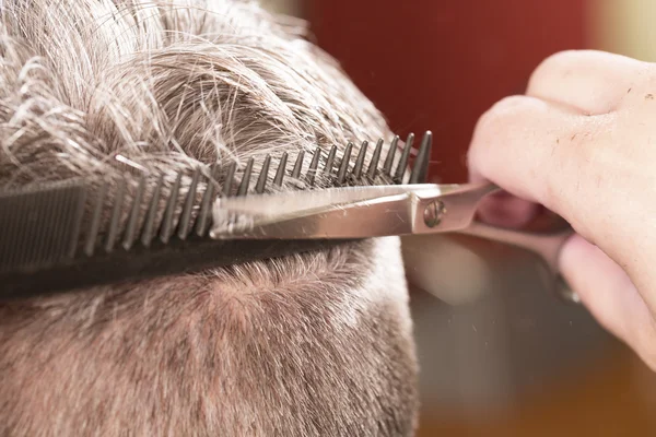Cabeleireiro corta cabelo — Fotografia de Stock