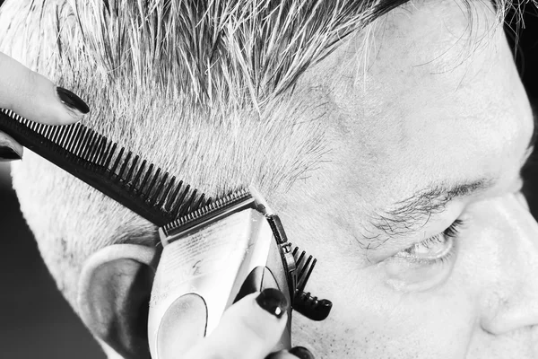 Kadeřník zastřihne vlasy — Stock fotografie