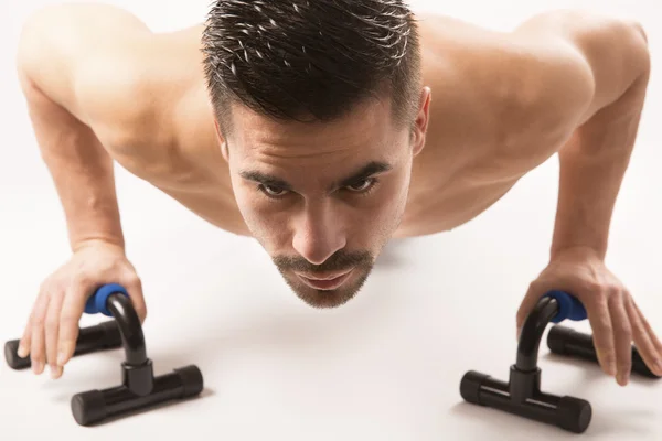 Fuerte hermoso hombre haciendo deporte —  Fotos de Stock