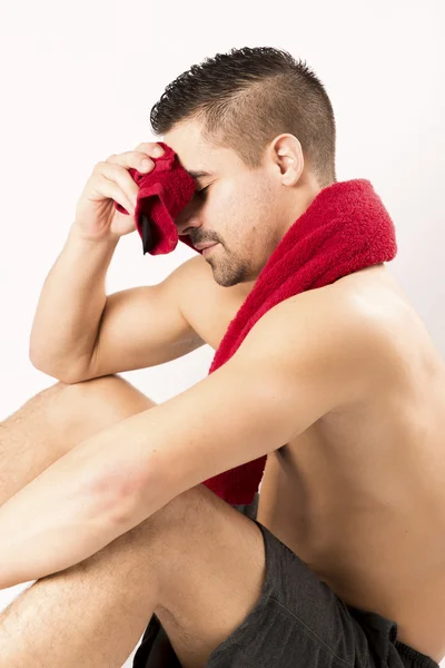 Modèle musculaire homme avec serviette rouge — Photo