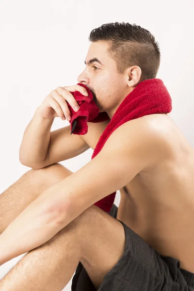 Modèle musculaire homme avec serviette rouge — Photo