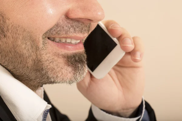 Aantrekkelijke man praten over de telefoon — Stockfoto