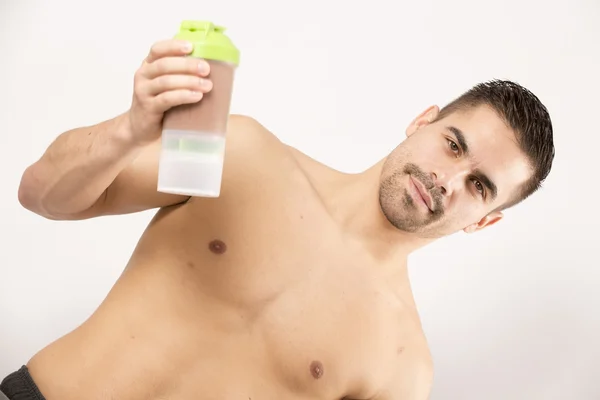 Protein shake şişeyle atletik güzel adam — Stok fotoğraf