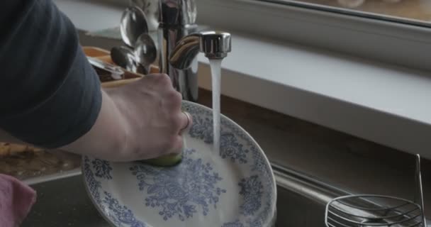 Kadın lavaboda bulaşık yıkıyor. — Stok video