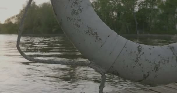 Bote de remos con boya salvavidas en un río, viajes de seguridad — Vídeo de stock