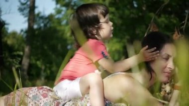 Anneler arkasında oturan kızı