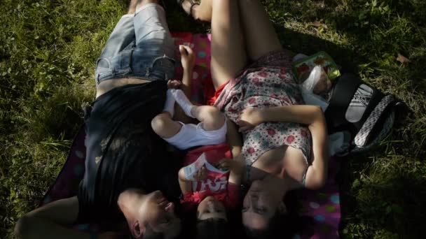 幸福的家庭，在公园的草地上 — 图库视频影像