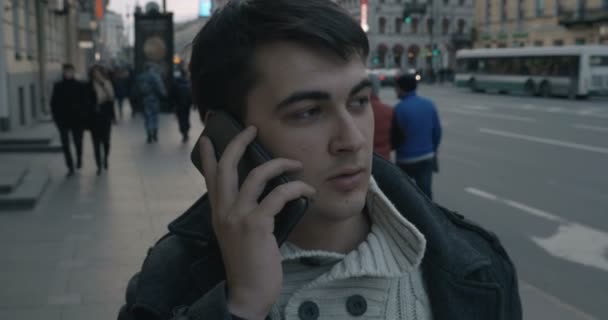 O homem ao telefone na rua — Vídeo de Stock