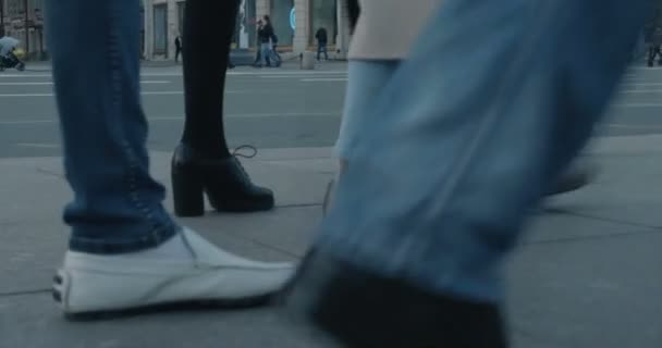 Nogi ludzi na ulicy — Wideo stockowe