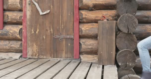 Une mère et son enfant vont dans une maison de campagne — Video