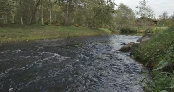 Rio perto de uma casa de campo — Vídeo de Stock