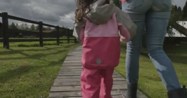 Mutlu genç aile açık havada evin yanında