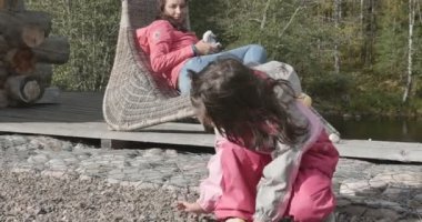 Mutlu genç aile açık havada evin yanında