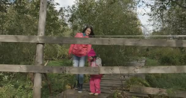 Счастливая молодая мать с дочерью на свежем воздухе в парке — стоковое видео