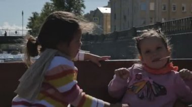 Ebeveynleri nehirler boyunca bir turist tekne ile iki küçük kız