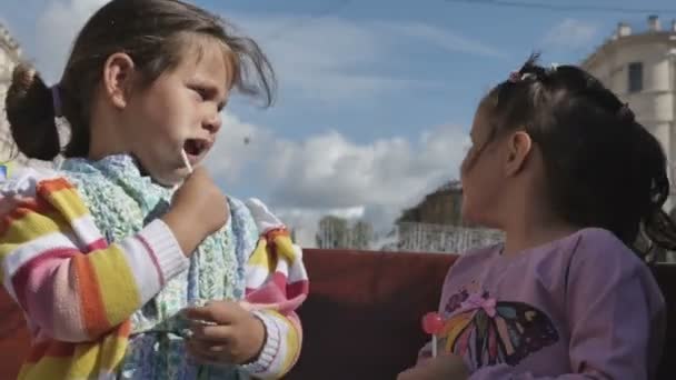 Дві маленькі дівчата з батьками в туристичному човні вздовж річок — стокове відео