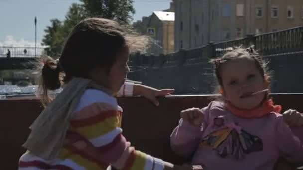 Deux petites filles avec leurs parents dans un bateau touristique le long des rivières — Video