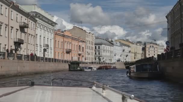 Das boot segelt auf den kanälen von st. petersburg — Stockvideo