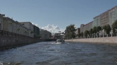 St. Petersburg Kanallar üzerinde tekne yelken